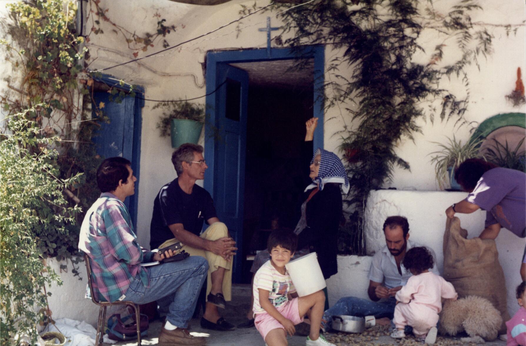 Recogiendo romances y tradiciones orales en casa de Mariquita Socorro, en El Carrizal de Tejeda (Gran Canaria), durante la pelada de almendras. Marzo de 1990