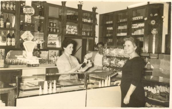 Heladería y tienda tradicional de barrio. 1955
